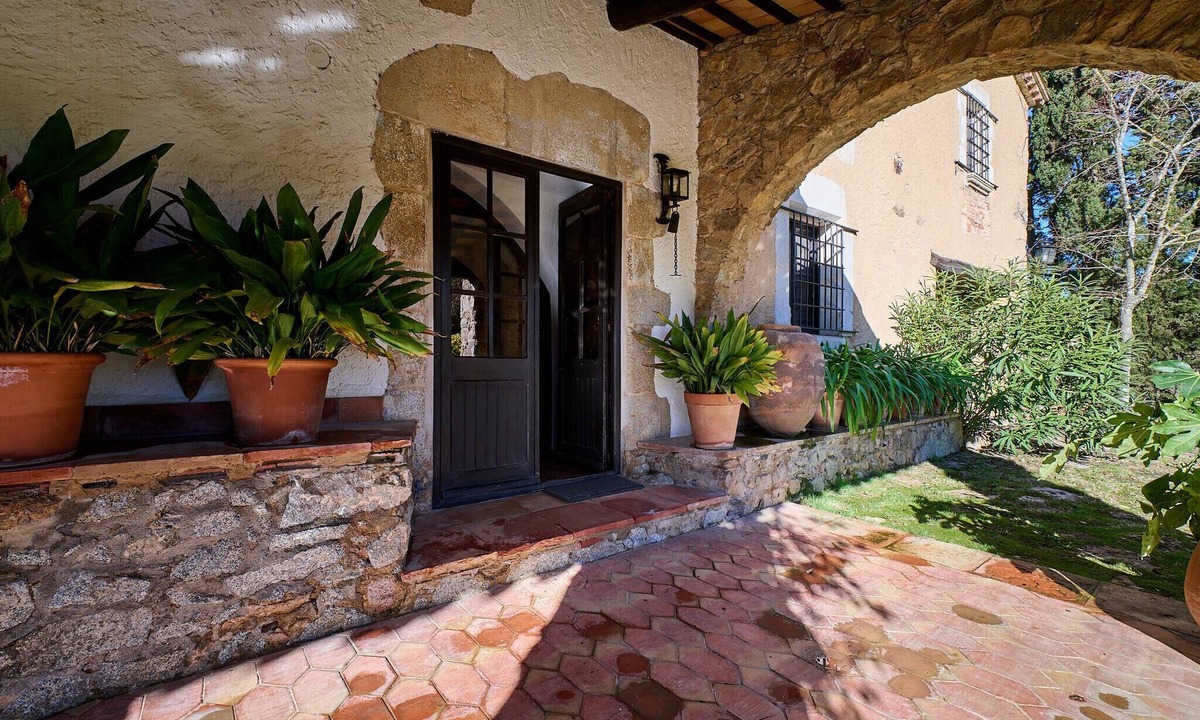 Mont-Ras Villa | 1 Mas Pagès, rural house for 9 people with garden and private pool