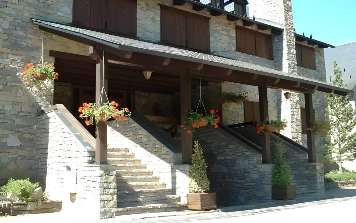 Benasque Hotel | 100 m² Hotel ∙ 3 bedrooms ∙ 8 guests