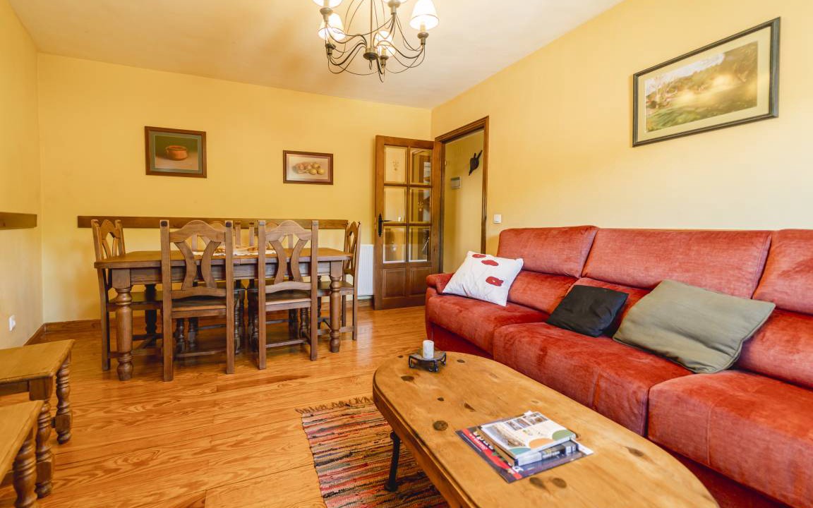 Valle de Valdelaguna Ski Chalet | 120 m² Chalet ∙ 4 bedrooms ∙ 9 guests