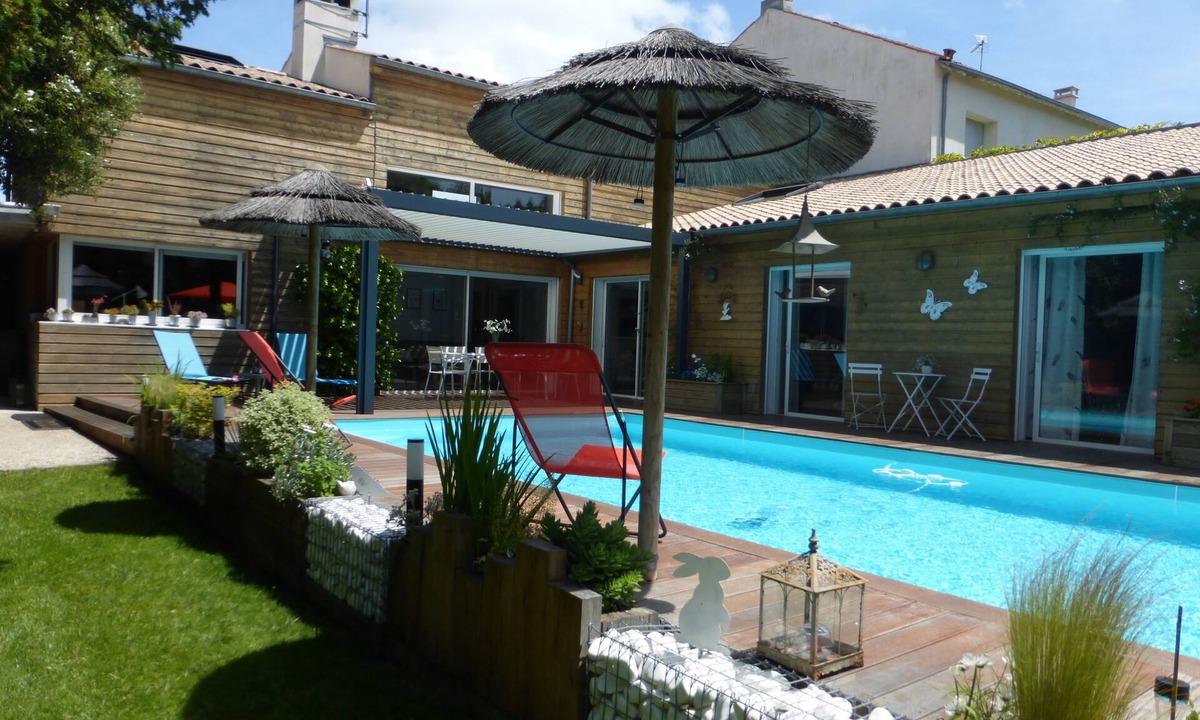 La Rochelle Villa | 130 m2 contemporary villa with swimming pool in enclosed wooded grounds