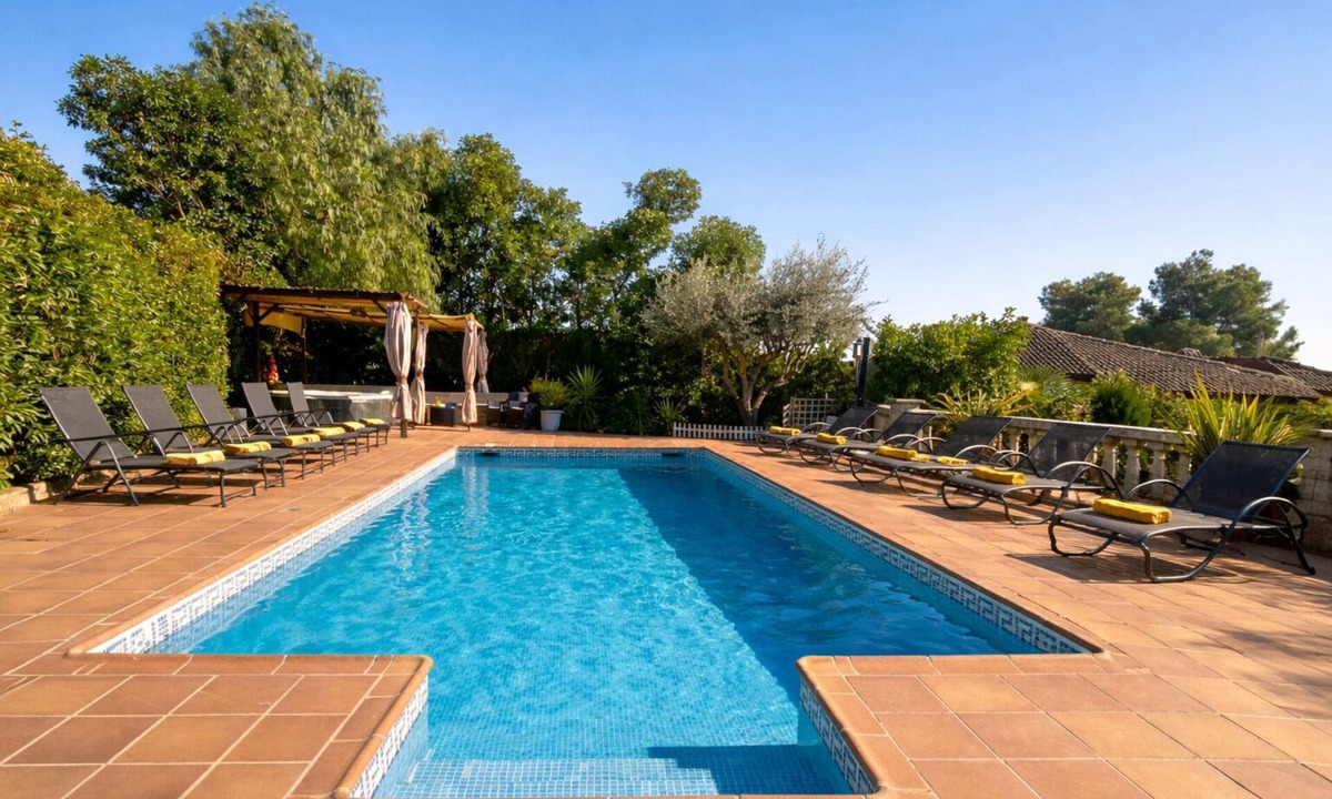 Sitges Villa | 15 min. by car/Sitges. Villa Ilus 16 people. XXL Pool by Weekly Villas.