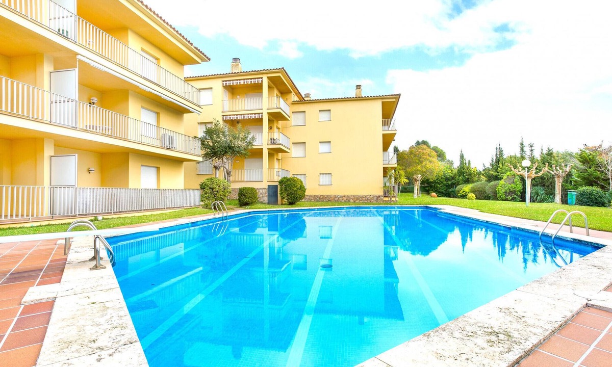Calella de Palafrugell Apartment | 1CEN A3 -Basic Apartment with communal garden and pool, only 800m from the beach of Llafranc