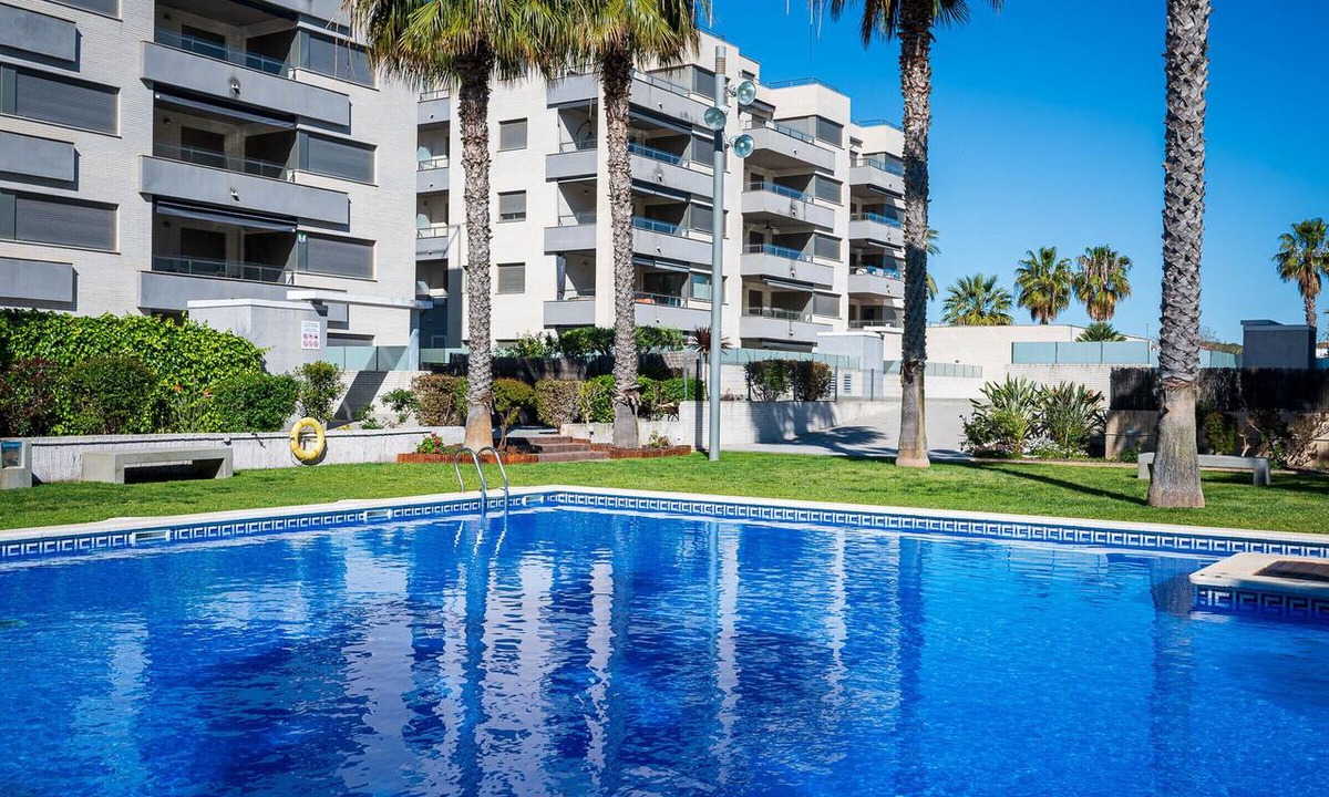 Torredembarra Apartment | 2-Bedroom Apartment with Pool and Parking 250m from the Beach