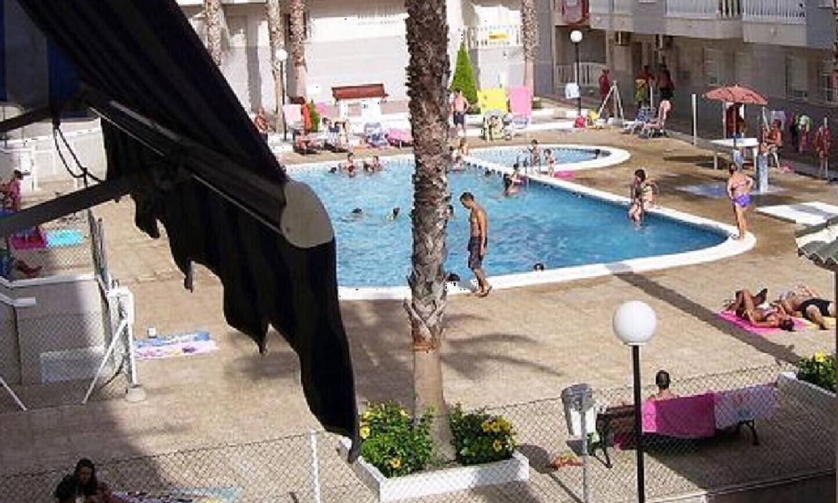 Torrevieja Apartment | 2-bedroom apartment community pool WIFI close to beaches