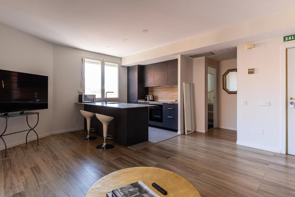 San Isidro Apartment | 23 DOWN TOWN IN METRO IN 5 Station straigh WIFI AC