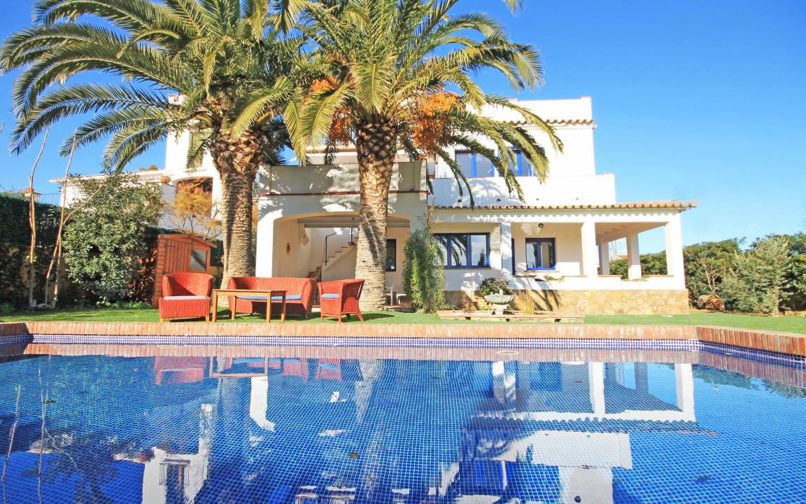 L'Escala Villa | 293 m² Villa ∙ 4 bedrooms ∙ 8 guests
