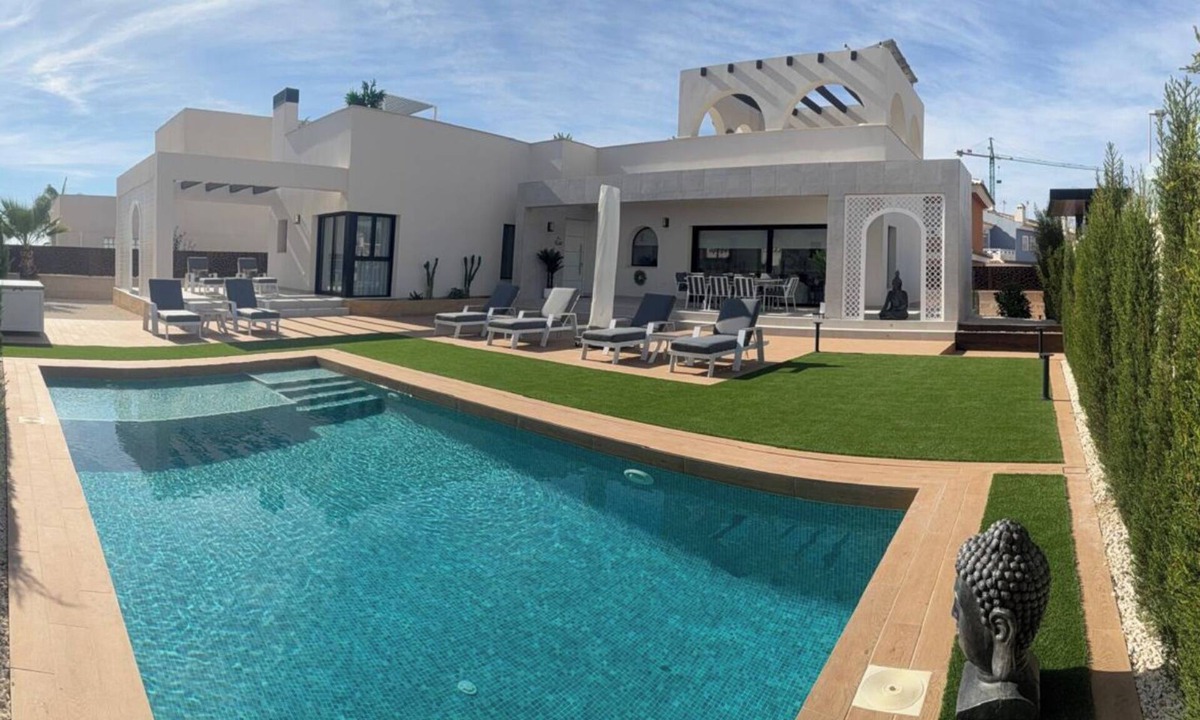 Quesada Villa | 3 Bed Villa - Sleeps 6 - Private Pool - Parking