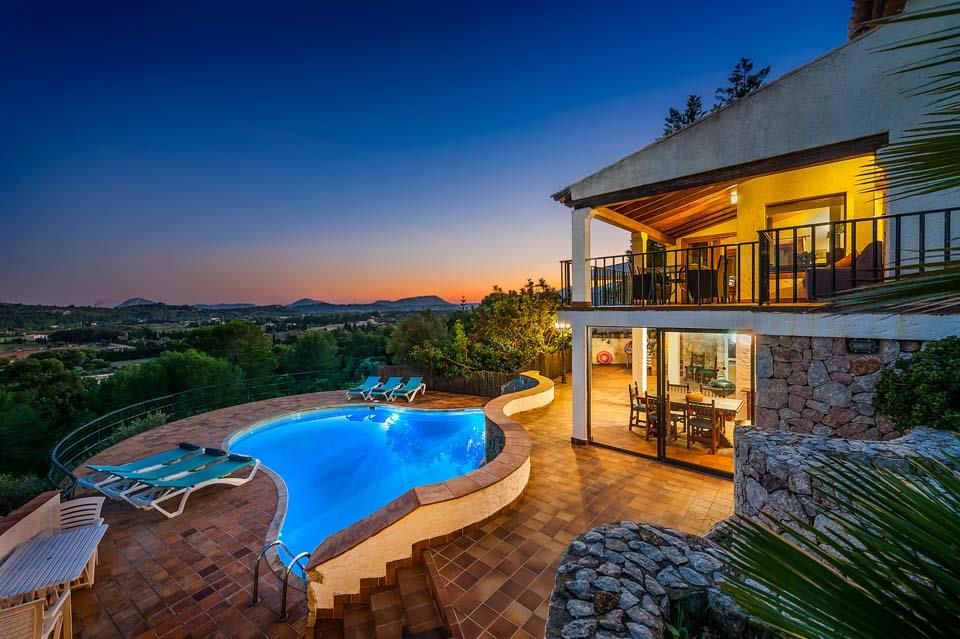 El Vila Villa | 3 bedroom Villa, sleeps 6 with Pool, Air Con, FREE WiFi and Walk to Shops