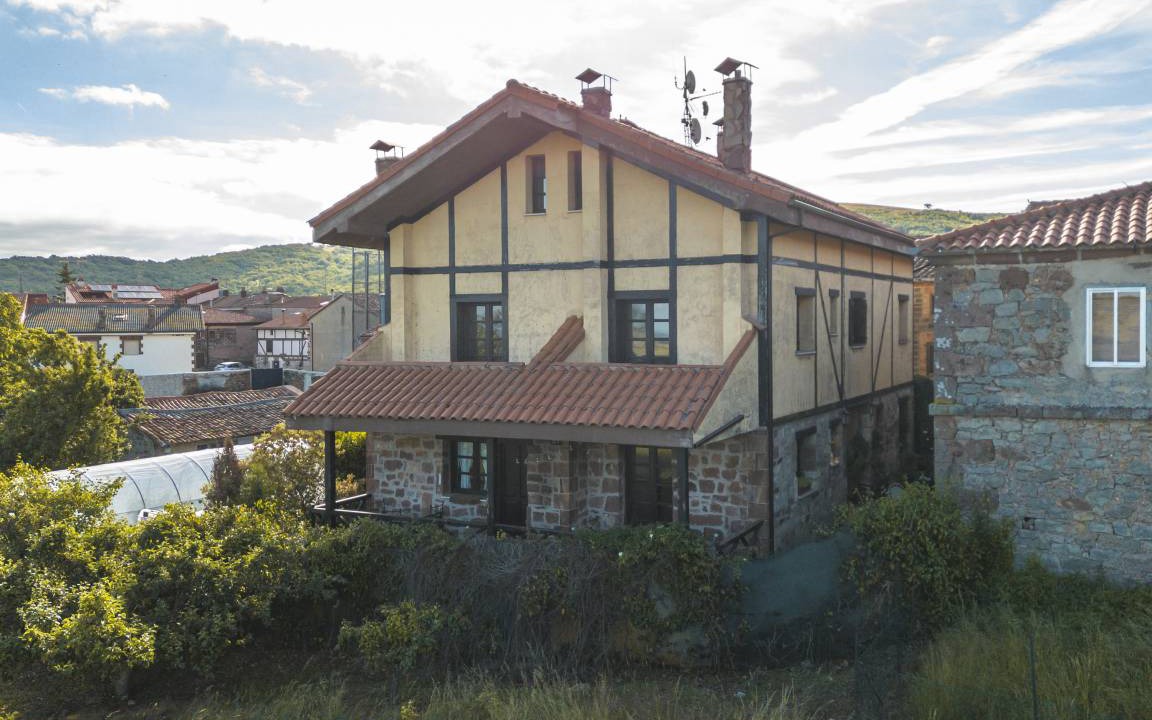 Urrez House | 325 m² Farmhouse ∙ 6 bedrooms ∙ 14 guests