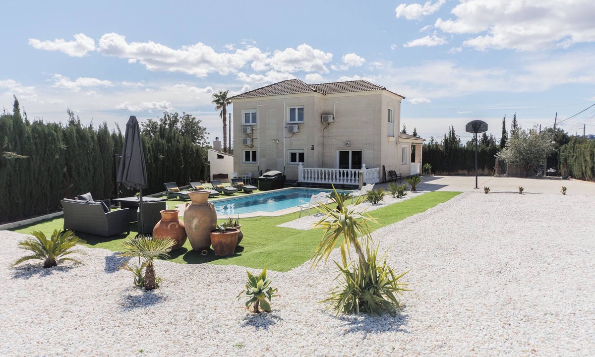 Lliria Ski Chalet | 4-bedrooms villa in Liria, 25 min to Valencia