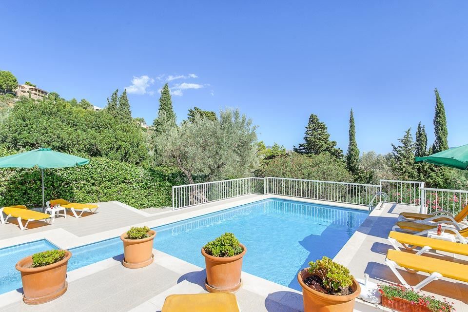 El Vila Villa | 5 bedroom Villa, sleeps 12 with Pool, Air Con, FREE WiFi and Walk to Shops