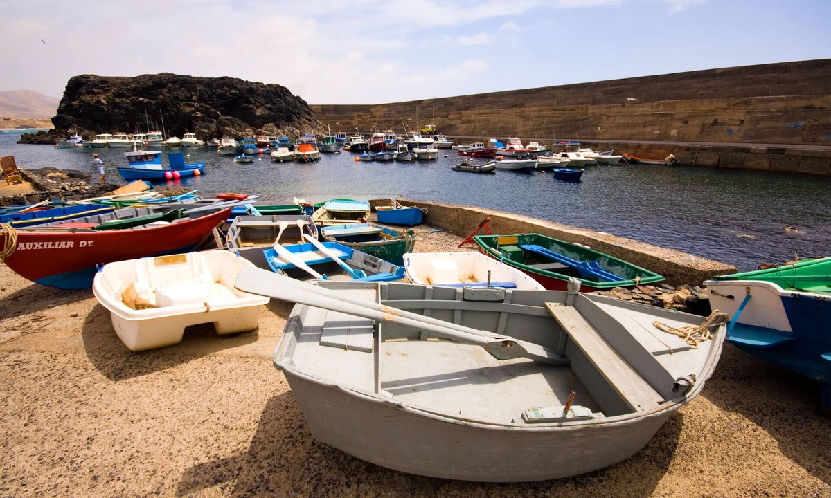 Lajares Villa | 5* spacious and secluded villa. Hot tub & heated pool. 10 mins walk to Lajares.