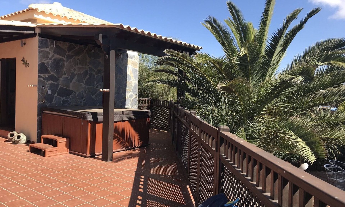 Lajares Villa | 5* spacious luxury Villa 3 bed 2 bathrooms, indoor heated pool and hot tub.