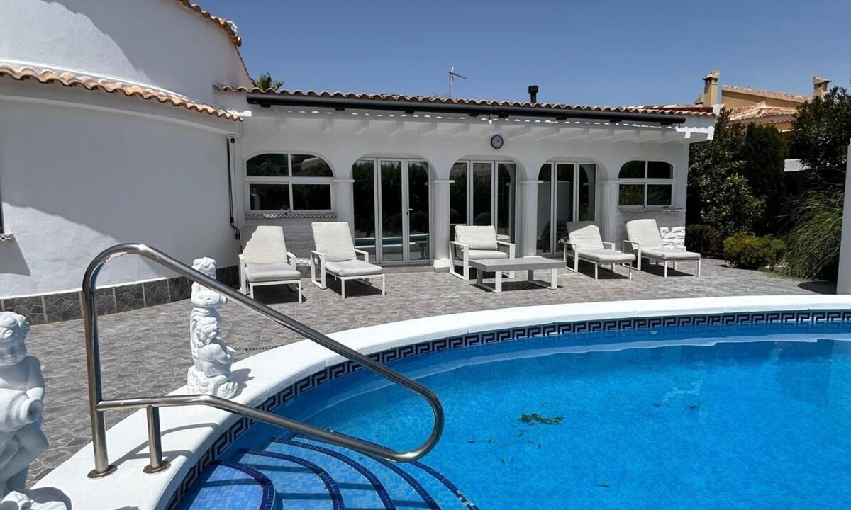 San Fulgencio Villa | 5min from the beach, comfortable villa with pool and large garden,