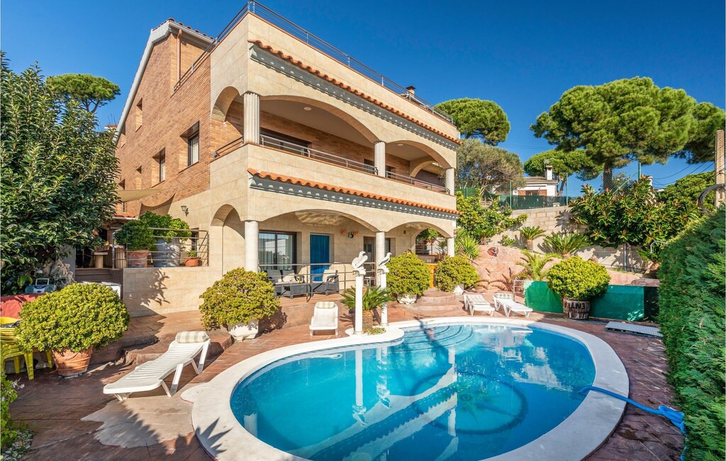 El Mas Mora House | 8 bedroom accommodation in Tordera