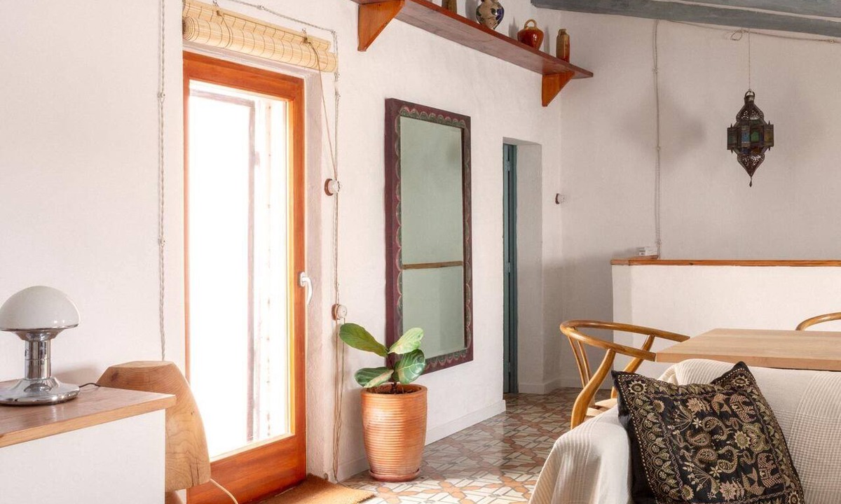 Saifores House | A charming little house nestled between vineyards and the sea.