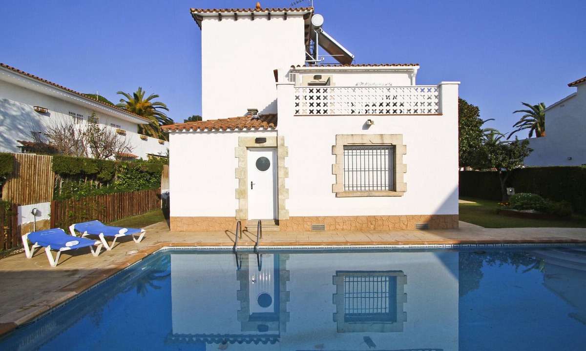 Cambrils Villa | A peaceful villa with a swimming pool by the sea