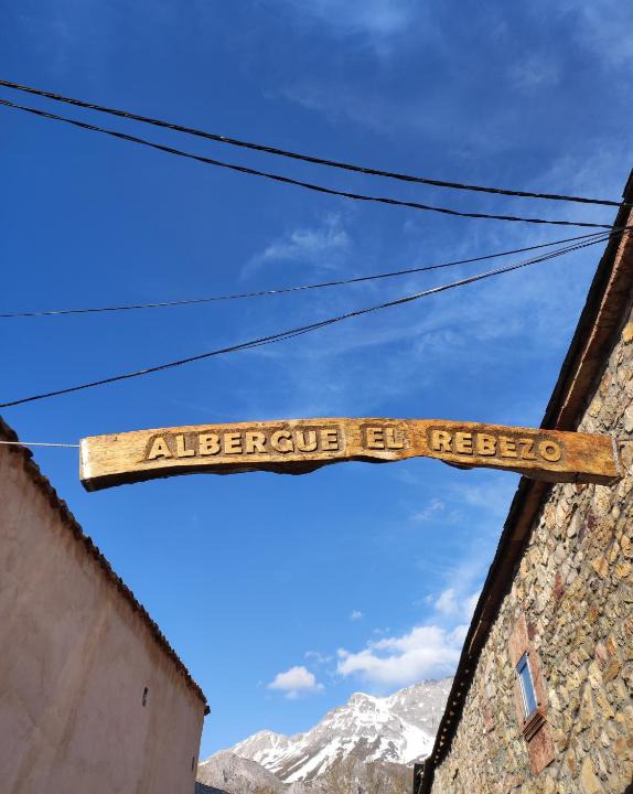 Torrebarrio Hostel | Albergue El Rebezo