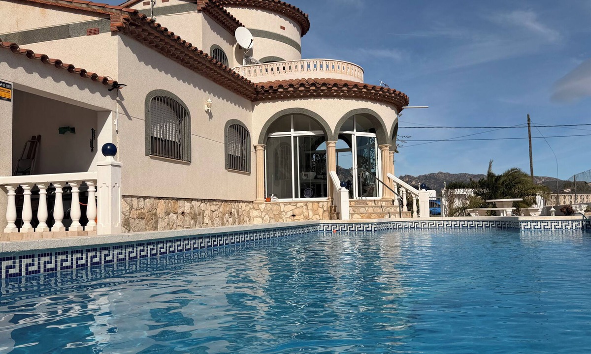 Les Tres Cales Ski Chalet | Amarella Costa Dorada House with 3 bedrooms and pool for groups and families
