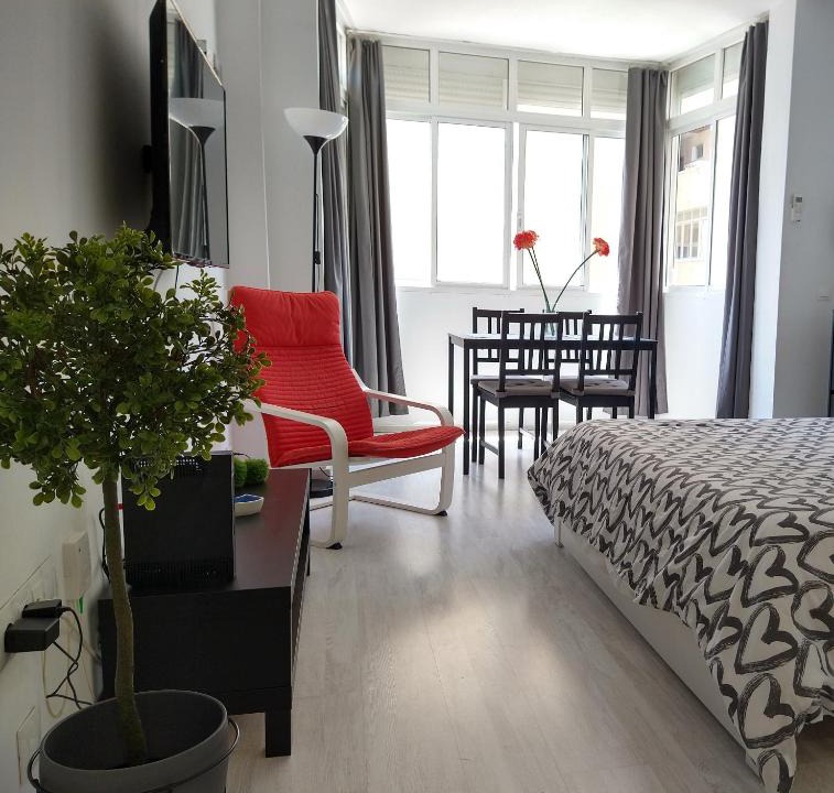 Torremolinos City Centre Apartment | Amplio estudio,vista mar y montaña, a pasos del centro