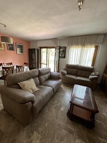 Zaragoza House | Amplio y Comodo Chalet en Zaragoza con piscina y tenis