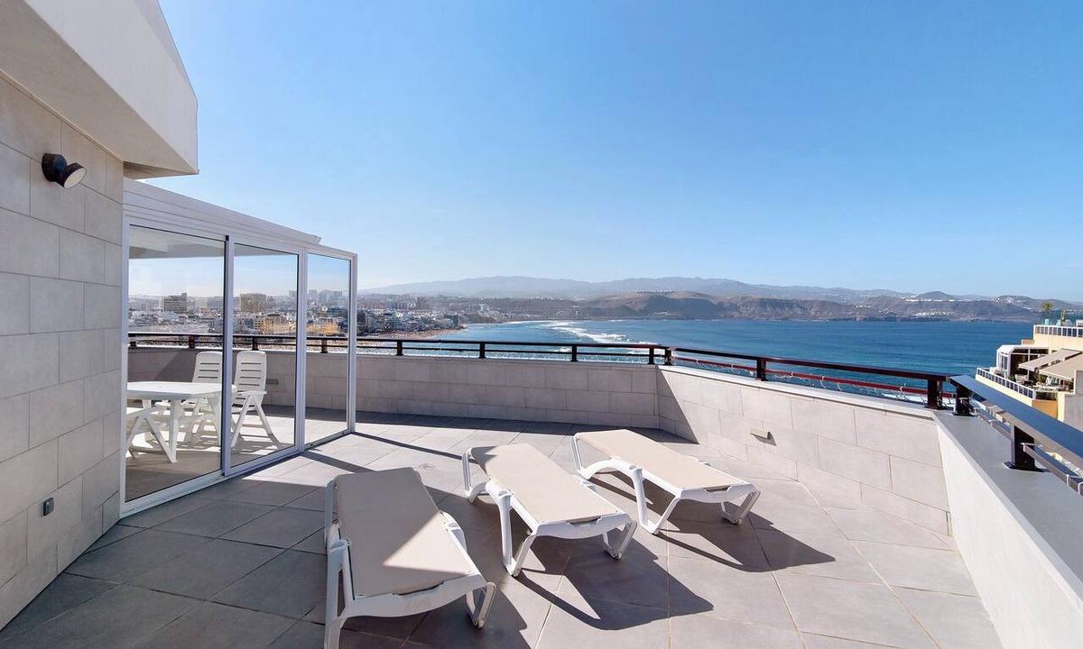 Las Palmas de Gran Canaria Apartment | Apartment “Ático Delux 80” with Sea View, WiFi & Rooftop Terrace