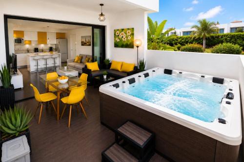 Villaverde Apartment | Apartamento Amarillo de Diseño con Jacuzzi Privado
