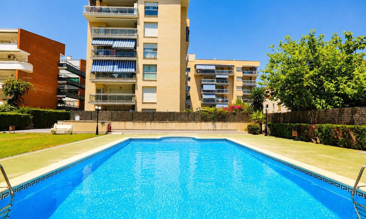 La Pineda Apartment | Apartamento con piscina junto a la playa