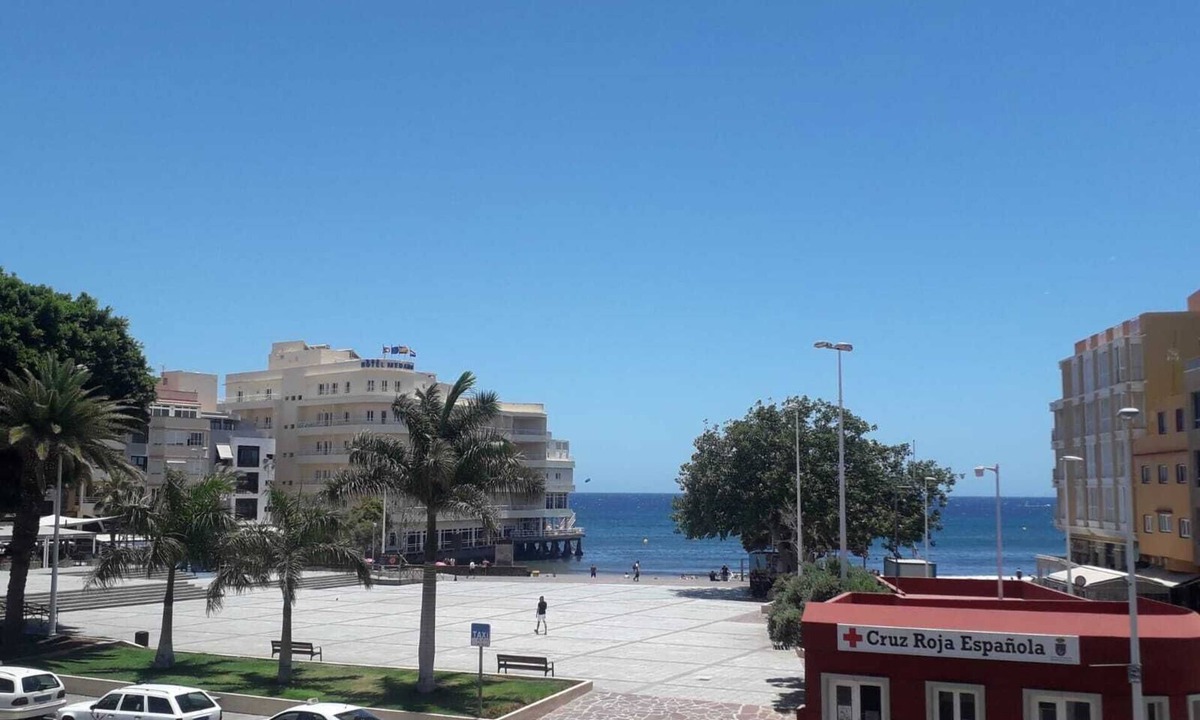 El Medano Apartment | Apartamento El Médano Vista al Mar with Sea View, Wi-Fi & Balcony