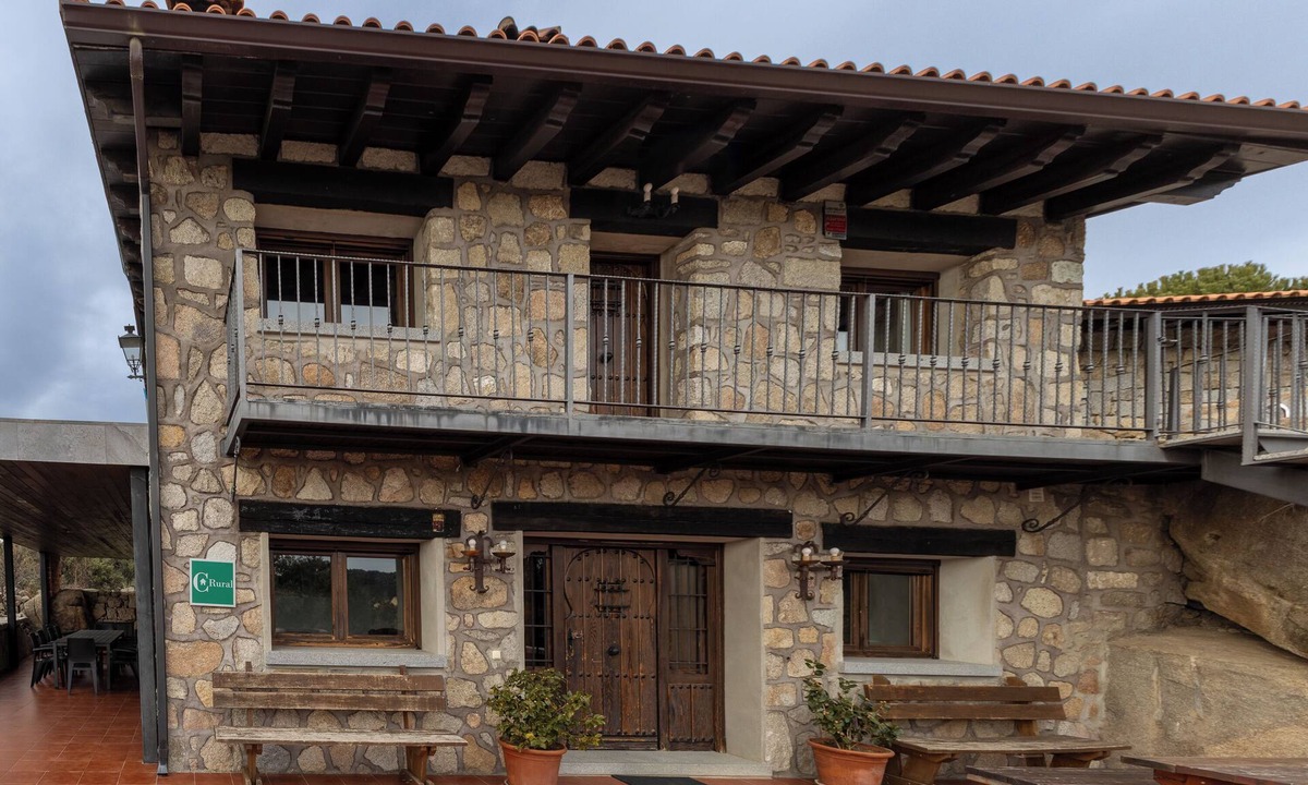 Fresnedillas de la Oliva Apartment | Apartment 'Casa Baja' with Shared Pool, Private Terrace and Wi-Fi