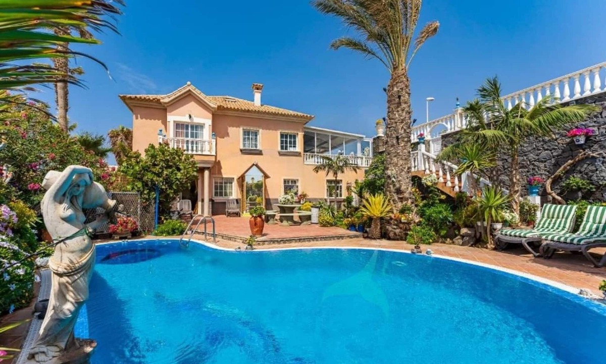 Arenas del Mar Apartment | Apartment with communal pool and garden