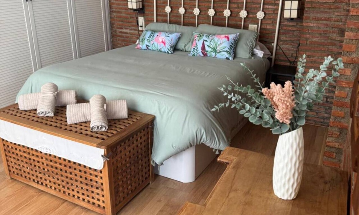 Alcala la Real Apartment | Apartment 'Alcalá Zona Centro Duplex' with Balcony, Wi-Fi and Air Conditioning
