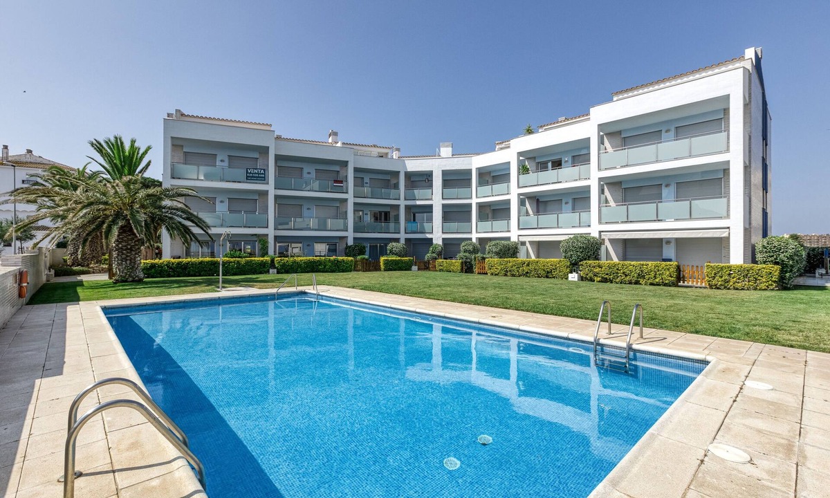 L'Escala Apartment | Apartment 'Apartamento Moll Con Piscina' with Mountain View, Shared Pool and Air Conditioning