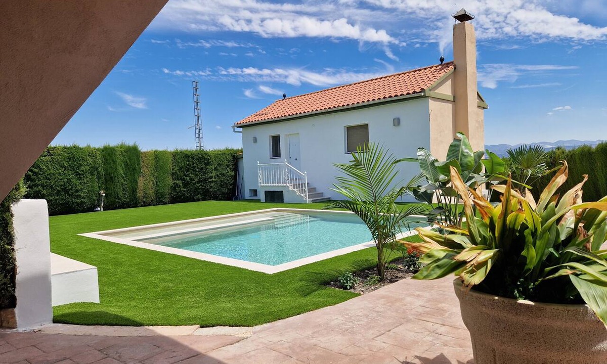 Alhendin Apartment | Apartment 'Casita Acogedora Con Piscina' with Shared Pool, Wi-Fi and Air Conditioning
