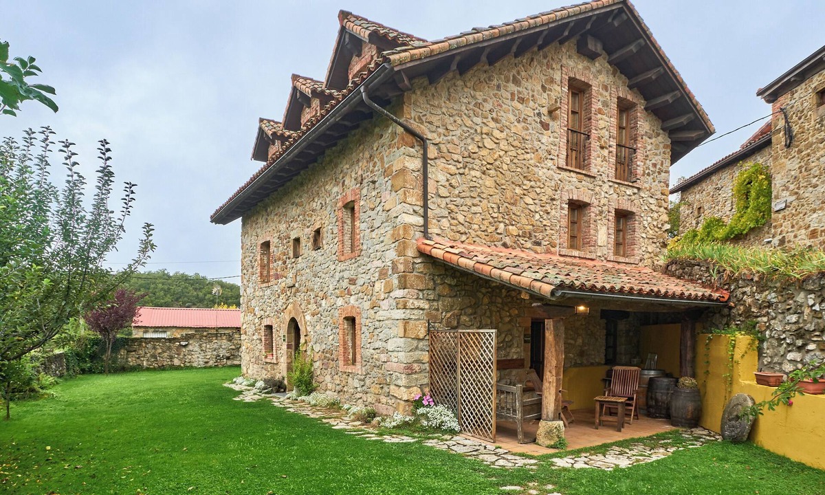 Robledo de la Guzpena Apartment | Apartment 'El Apartamento' with Mountain View, Private Terrace and Wi-Fi