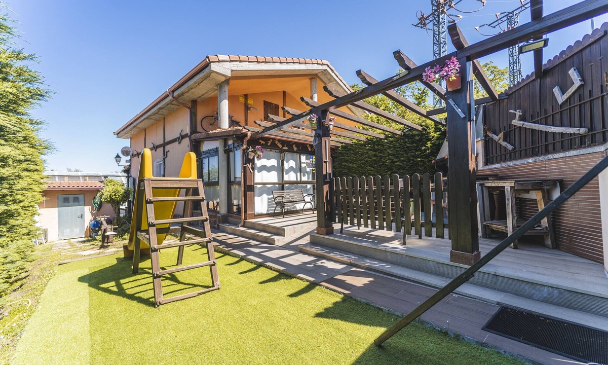 San Adrian de Juarros Apartment | Apartment 'Valle De Juarros' with Private Pool, Private Garden and Wi-Fi