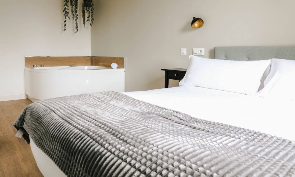 Villaverde de Pontones Apartment | Apartment for families or couples with double whirlpool bath and garden view.