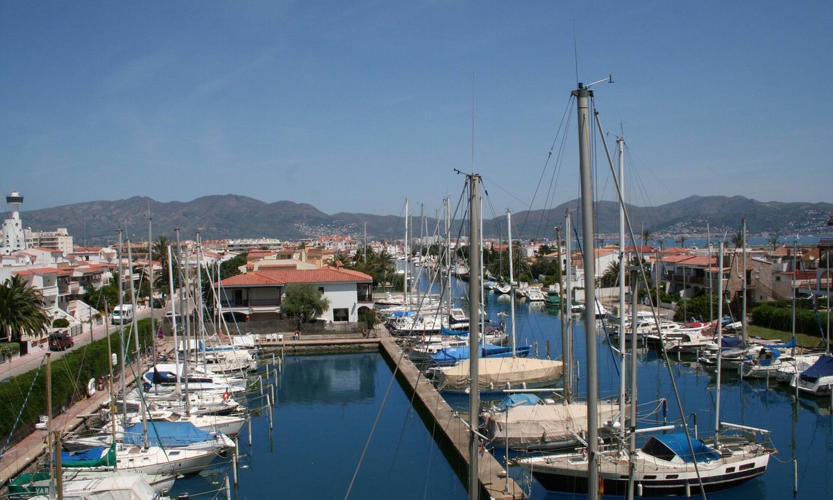 Empuriabrava Apartment | Apartment in Empuriabrava. 50 meters beach and trades.