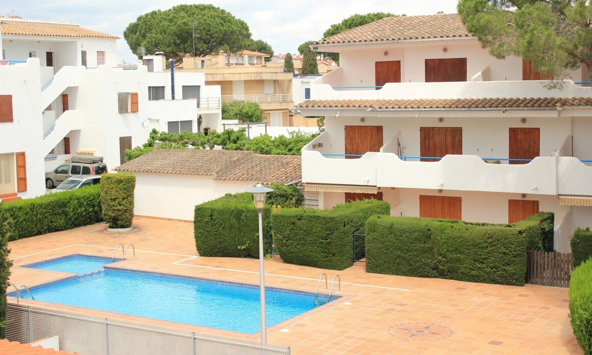 L'Escala Apartment | Apartment in quiet area with pool and parking