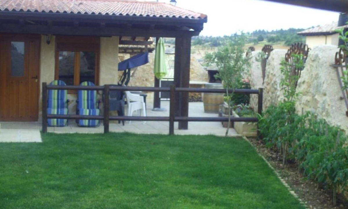 Valdemaluque Apartment | Apartment 'Julia Loft Buhardilla' with Mountain View, Wi-Fi and Air Conditioning