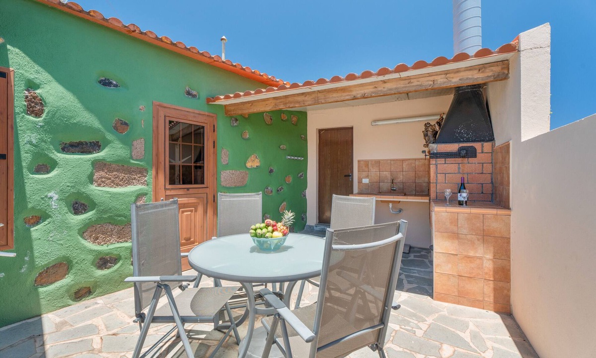 El Pinar de El Hierro Apartment | Apartment 'La Casa Verde' with Sea View, Wi-Fi and Air Conditioning