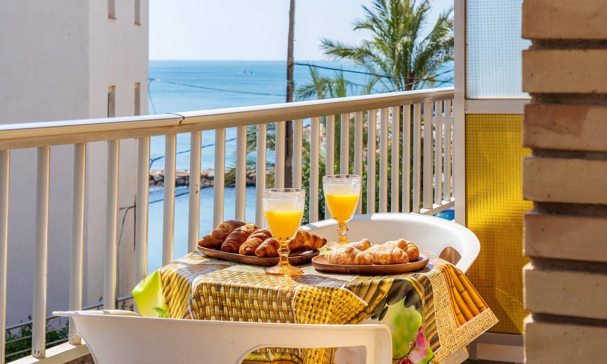 Costa Dorada Apartment | Apartment 'Mar' with Wi-Fi and Air Conditioning