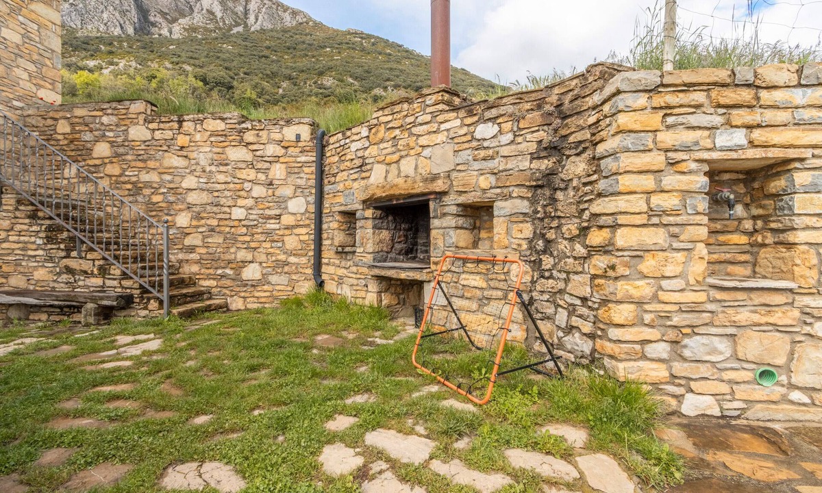 Valle de Lierp Apartment | Apartment 'Milano' with Mountain View, Private Terrace and Wi-Fi