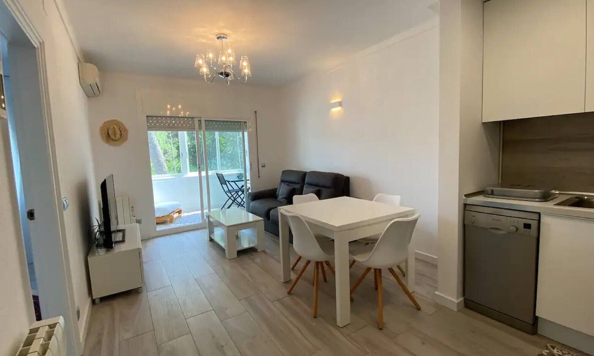 L'Escala Apartment | Apartment 'Montiro' with Mountain View, Wi-Fi and Air Conditioning