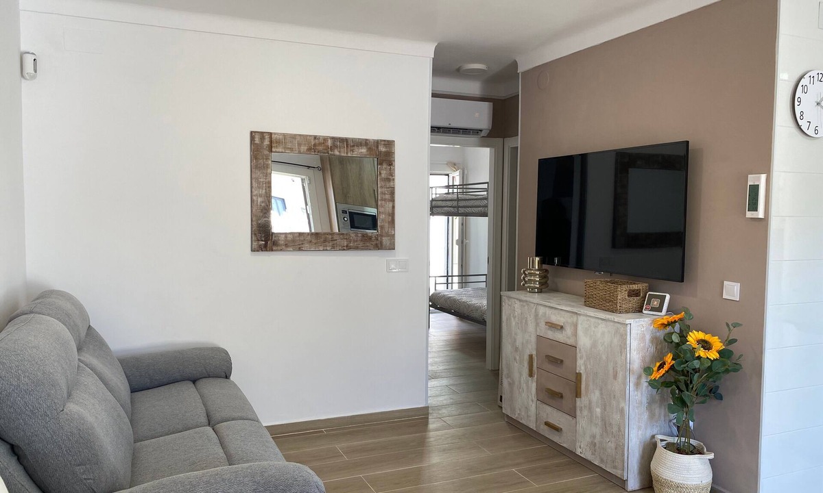 L'Escala Apartment | Apartment 'Muscletes' with Mountain View, Wi-Fi and Air Conditioning