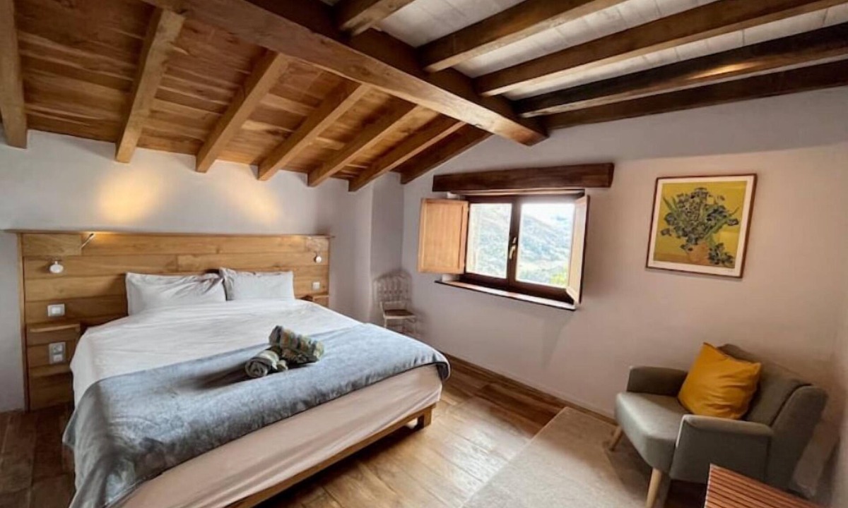 Peruyes Apartment | Apartment near the coast. Mountain views