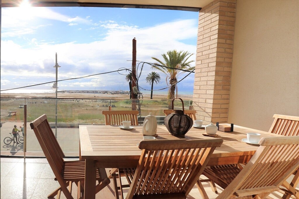 Comarruga Apartment | Apartment on the seafront in the center of Coma-ruga