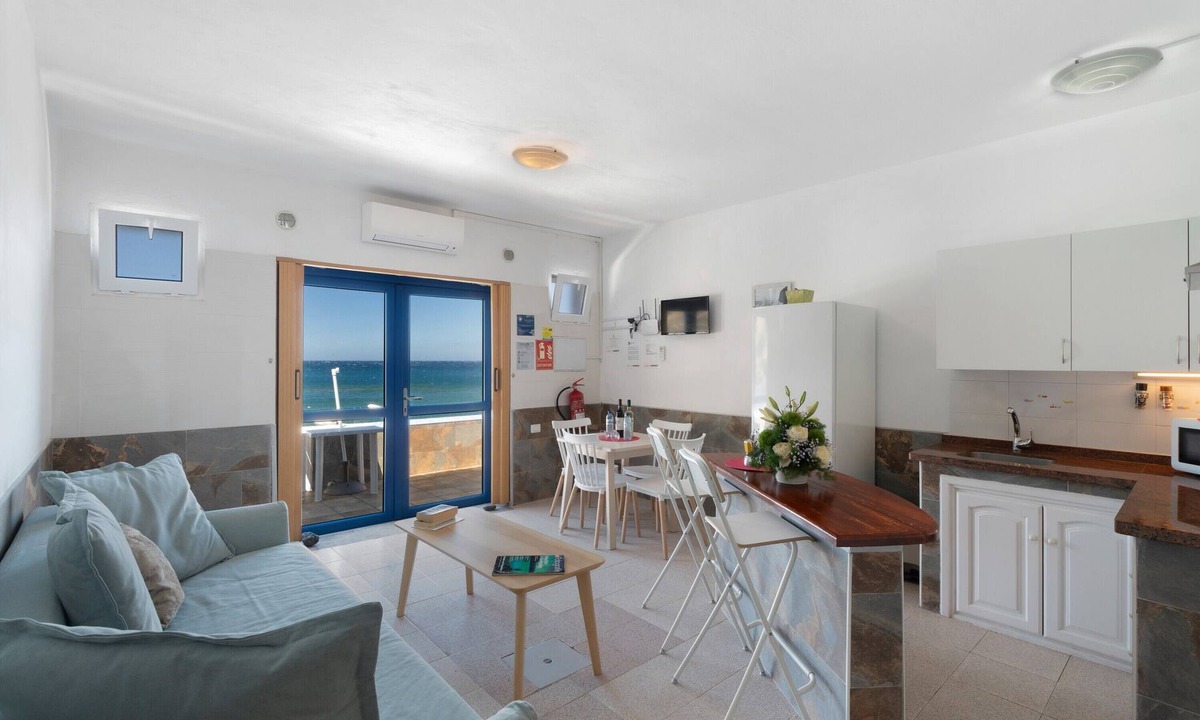 Alojera Apartment | Apartment 'Playa Azul - 3' with Sea View, Wi-Fi and Air Conditioning