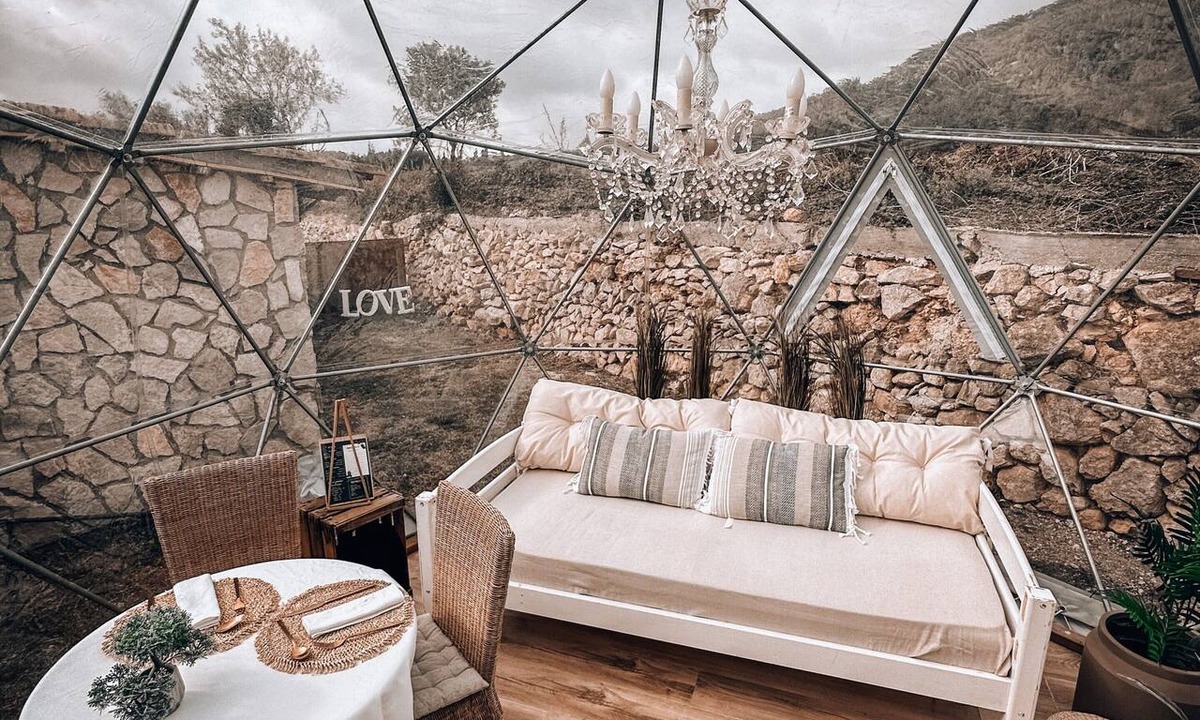 Canyelles Apartment | Apartment 'Suite Romántica' with Mountain View, Wi-Fi and Air Conditioning
