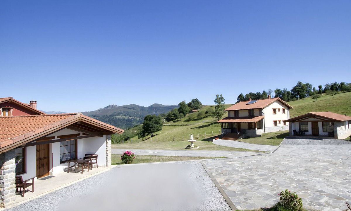 Cangas de Onis House | Apartment 'Trasgu' with Mountain View, Private Terrace and Wi-Fi